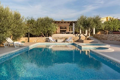 Spaziosa casa vacanze con piscina a Rasanze