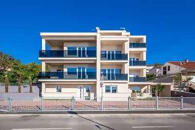 Villa in Dramalj mit Meeresstrand