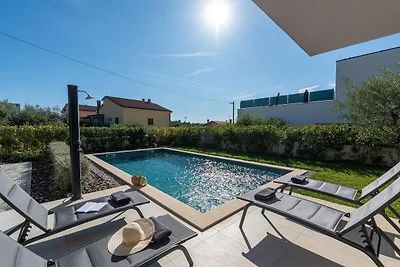 Moderne Villa mit privatem Pool, für 8...