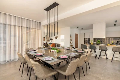 Villa Borealis - Six Bedroom Villa with Swimm...