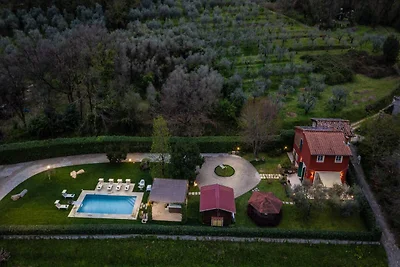 Boerderij in Lucca met zwembad en jacuzzi