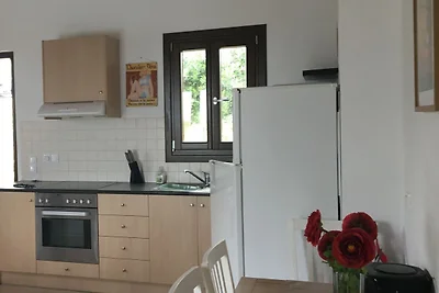 Villa con piscina e ombrellone a Kirianna