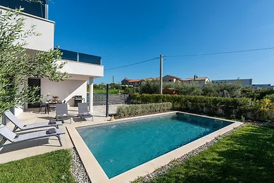 Moderne Villa mit privatem Pool, für 8...