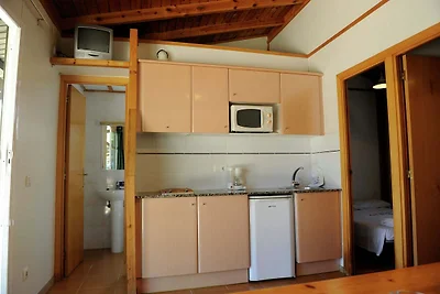 Holzbungalow auf einem Campingplatz