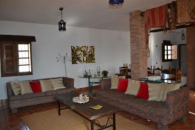 Geräumiges Ferienhaus in Almogía mit Pool