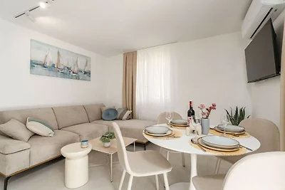 Modern City Escape - Two Bedroom Apartment wi...