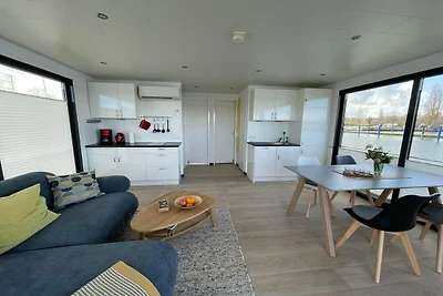 Hausboot im Hafen in Ribnitz-Damgarten