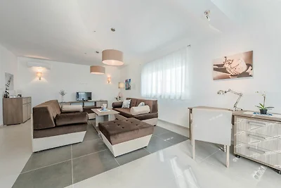 Moderne Villa mit privatem Pool und Terrasse