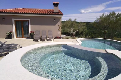 Moderne Villa mit Pool und Garten