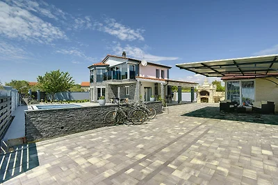 Villa in Fažana nahe Strand mit Pool