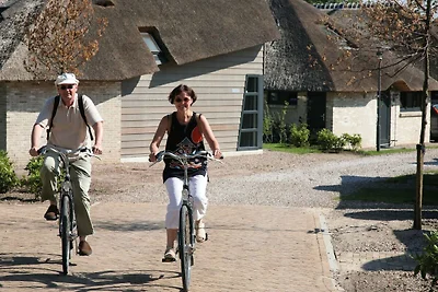 Lussuoso cottage con tetto in paglia tra le d...