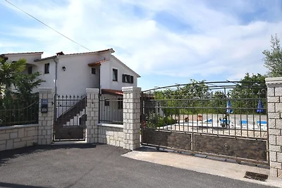 Charmante Villa mit Pool in Zbandaj