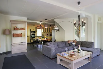 Schöne Villa mit Garten in Waldnähe