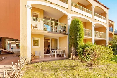 Elegante Unterkunft am Flussufer mit Balkon