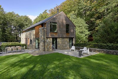 Modernes Ferienhaus mit Garten im Wald in...