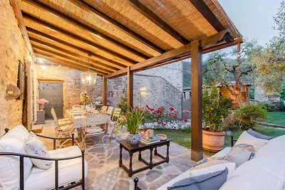 Tradizionale casa colonica in pietra, 8...