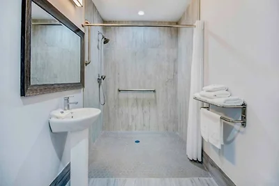 2 Queensize-Betten | ADA-konform | Dusche |...