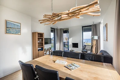 Moderne Lodge am Wasser in einem Nationalpark