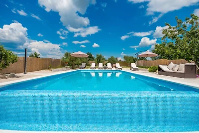 Modernes Ferienhaus in Pristeg mit Pool