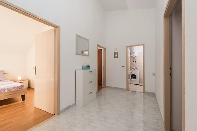 Geräumiges Apartment in Vrsi mit Garten