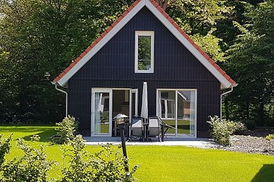 Gemütliches Haus mit Geschirrspüler inmitten ...