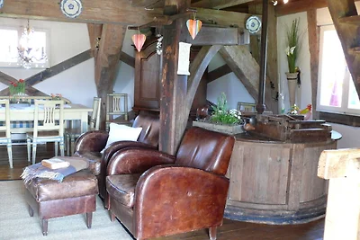 Schöne authentische Mühle nahe am Meer