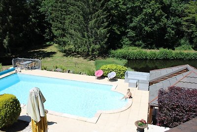 Gemütliches Ferienhaus in Dun-les-Places mit ...