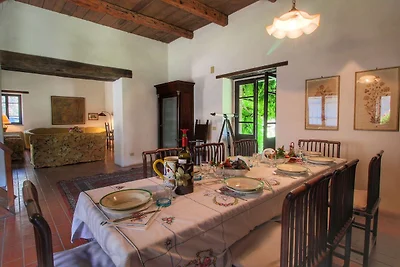 Ferienhaus auf einem Hügel mit Garten