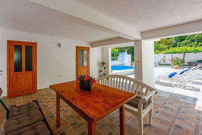 Schönes Haus mit Pool und Terrasse inmitten d...