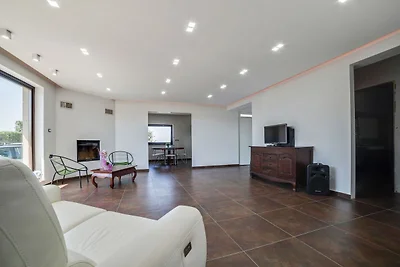 Moderna villa a Nissoria con piscina