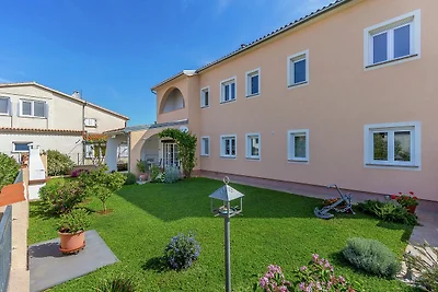 Wohnung in Vinkuran mit Garten