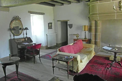 Château in der Auvergne mit Fluss und...