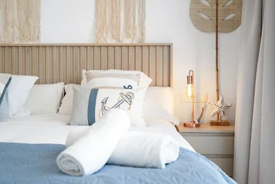 Modern 3-pax Apt & Solarium ALCAZABA LAGOON...