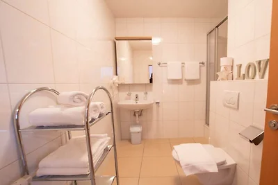 Vakantieappartement in Fügen met zwembad