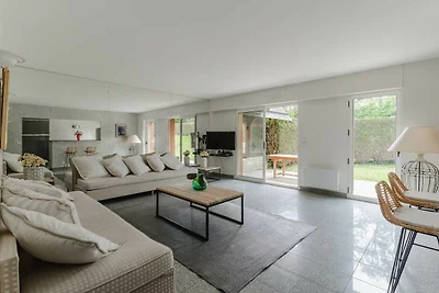 Luxus-Oase mit Pool, Tennis und großem Garten