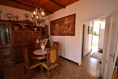 Ferienhaus auf einem Hügel mit Balkon