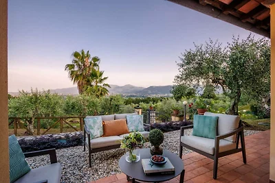 Villa nabij Lucca met wijngaardzicht