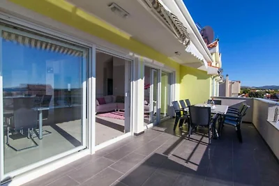 Villa Ava - Five Bedroom Villa with Swimming...
