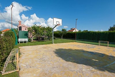 Charmantes Ferienhaus in Zaton mit Garten