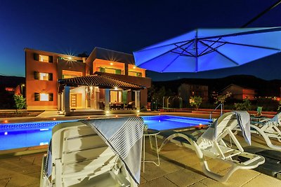 Luxuriöse Villa mit Pool in Kaštel Novi