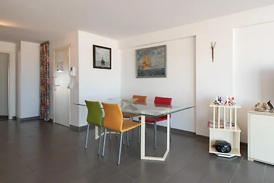 Schöne Wohnung mit Terrasse und Meerblick