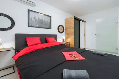 De Luxe Three Bedroom Apartment with Hot-Tub