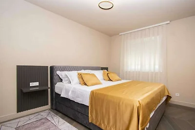 Wohnung in Šibenik-Brodarica mit Balkon