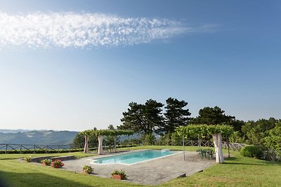 Weitläufige Villa mit Pool in Tredozio,...