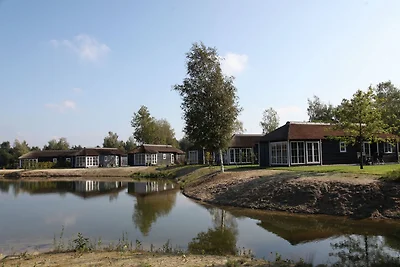 Reetgedeckte Lodge mit Kombi-Mikrowelle in ei...