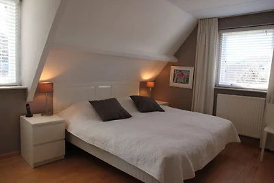 Moderne Villa mit Garten in Groet