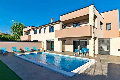 Entspannende Villa in Pula mit privatem Pool
