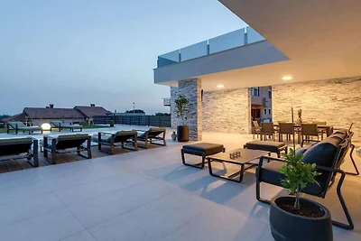 Villa in Novigrad mit Schwimmbecken