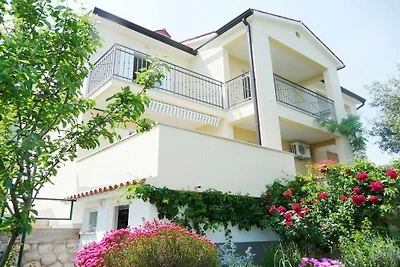 Ferienhaus in Ravni mit Terrasse