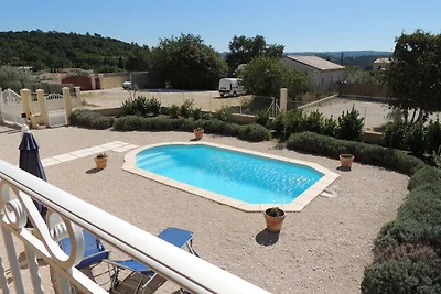 Villa mit Schwimmbad und Blick auf das Tal